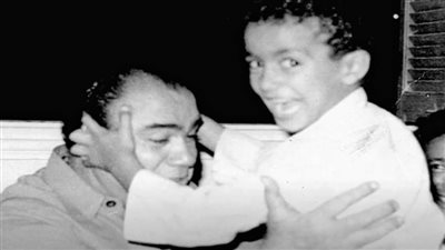 فى ذكرى ميلاد المعلم .. صورة نادرة لـ محمد رضا والطفل أحمد السقا من منزل صلاح السقا