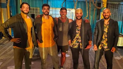 الدوبلير .. قصة صورة تجمع الفيشاوي وأحمد خالد صالح كلا مع دوبليره من فيلم 30 مارس