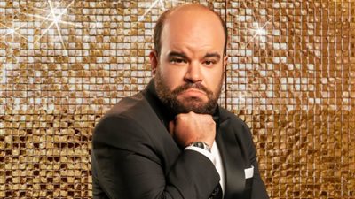 محمد عبدالرحمن يجسد دور محامي اسمه رستم في مسرحية هابي نيو يير بالعربي