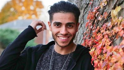 بالصور : مينا مسعود يصل القاهرة لبدء استعدادات فيلمه في عز الضهر