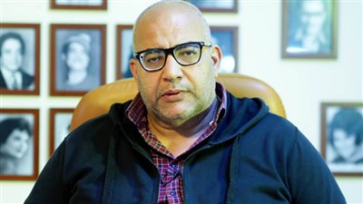 بيومي فؤاد يعلن وفاة والده بعد أزمة صحية