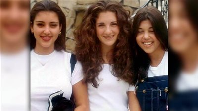 كيم وكورتني .. الأختان كاردشيان أيام البراءة وقبل حياة الملايين وبرامج الواقع