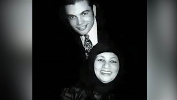 عمرو دياب ووالدته