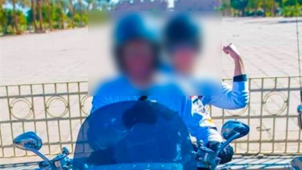 المذيعة الشابة مع