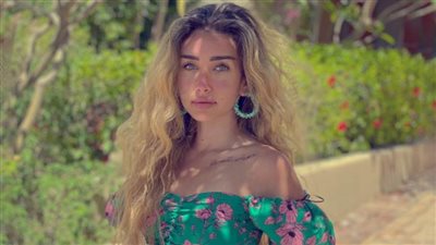 هنا الزاهد تعمل في التسويق العقاري في حدوتة بعنوان المتخصصة من مسلسل حلوة الدنيا سكر 