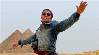 مينا مسعود على إنستجرام : لا أستطيع التوقف عن زيارة الأهرامات