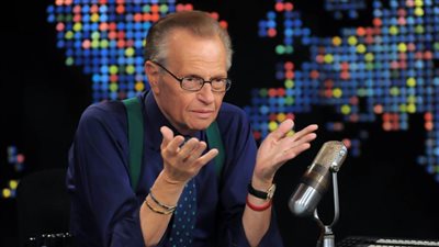 من هو لاري كينج الذي حاور أكثر من 50 ألف شخصية معروفة على مر التاريخ ؟