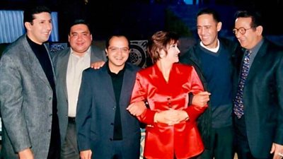 هاني رمزي يستعيد ذكرياته مع وردة ونور الشريف ونجوم جيله بصورة على إنستجرام 