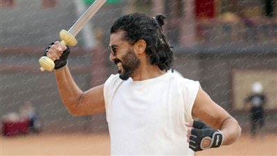 صور لم تنشر .. كواليس تدريبات خالد النبوي على السيف في فيلم أهل الكهف