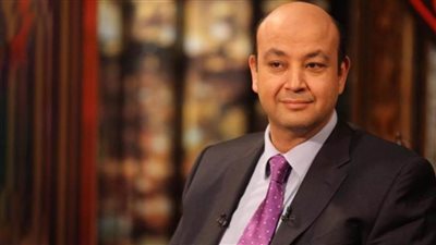 عمرو أديب يقضي فترة راحة في المنزل بعد الحادث ويطلب إطلاق سراح السائق المتسبب في وقوعه