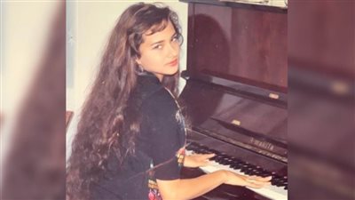 صورة من المراهقة .. نيللي كريم عازفة بيانو على طريقة عمر خيرت