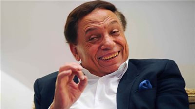 عادل إمام لـ خبر أبيض : صحتي بخير ومبسوط إن مسرحية بودي جارد عجبت الناس