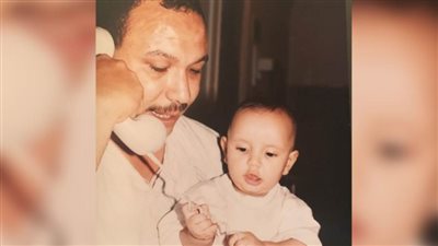 أحمد خالد صالح ينشر صورة نادرة مع والده ويعلق : كل سنة وسيرتك منورالي طريقي
