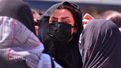 بالصور .. انهيار رضوى الشربيني خلال تشييع جنازة والدتها