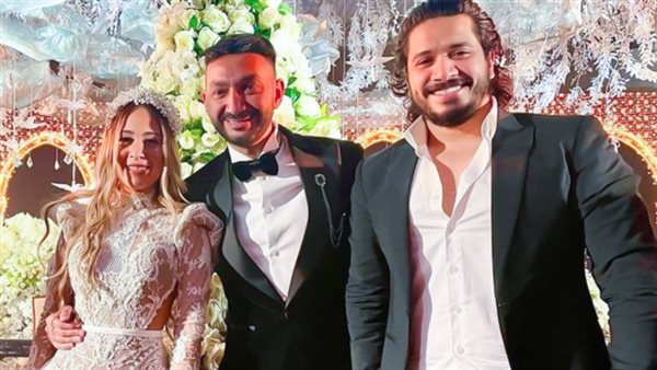 مصطفي حجاج مع العروسين