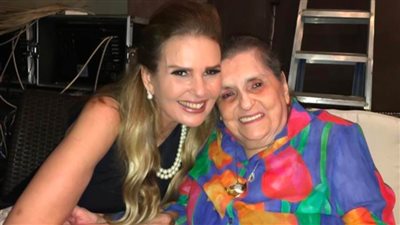 قصة حب من نوع خاص .. يسرا تحتفل بعيد ميلادها مع والدتها في المقابر