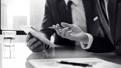 بالتفاصيل .. قصة رجل الأعمال زوج الفنانة الذي استولى على أموال صديقه