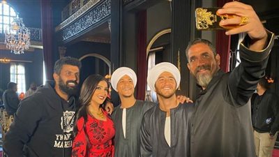 بالزي الصعيدي .. أمير كرارة ومي عمر ومالك وداش ومحمد سامي من كواليس نسل الأغراب رمضان 2021