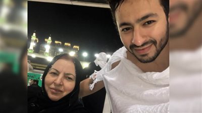 حمادة هلال لأمه في أغنية جديدة : أنتي أغلى الناس في عيني وطبطبة منك تواسيني