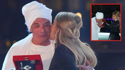 بالصور .. نادية الجندي تكرم محمود حميدة على هامش فعاليات مهرجان الأقصر للسينما الأفريقية