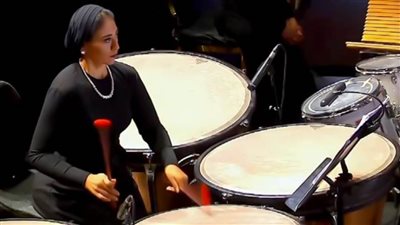 رضوى البحيري عازفة أوركسترا حفل المومياوات الملكية : لم أتوقع رد الفعل وأنا أول بنت تعزف على آلة التمباني