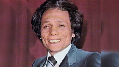 من كومبارس إلى الزعيم .. كيف وصل عادل إمام إلى القمة ؟ 