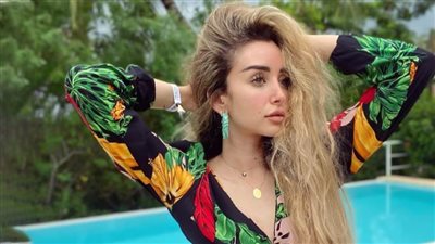 بعد أزمة كابينة الطائرة .. هنا الزاهد عايشة حياتها فى زنزبار 