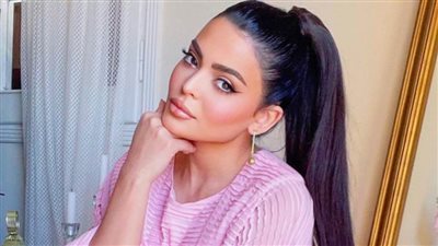 أسماء جلال راقصة غجرية تعمل في فرقة فنون شعبية في مسلسل ورق التوت