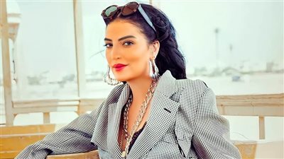 حورية فرغلي في لايف على فيس بوك : رجعت اتنفس من مناخيري وأنا نايمة وداخلة على شغل كتير