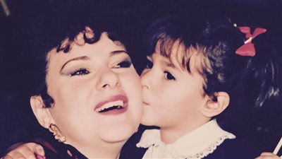 إيمي سمير غانم تنشر صورة مع والدتها من الطفولة وتعلق : يارب