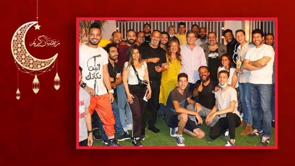 يسرا مع فريق عمل