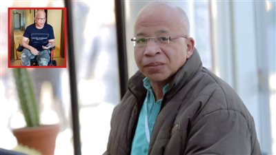 في أول ظهور بعد خروجه من المستشفي .. شريف دسوقي يغني مونولوج السعادة لـ إسماعيل يس علي كرسي متحرك