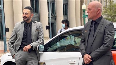 محمد كريم ينشر صورته مع بروس ويلز من كواليس فيلم A Day To Die ويعلق : شغل كبير قوي 