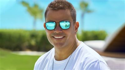 عمرو دياب والشمس والبحر .. رحلة نجاحات الهضبة مع الصيف