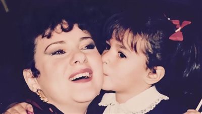 بعد شائعة وفاتها .. إيمي سمير غانم تطلب من جمهورها الدعاء لوالدتها