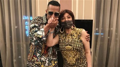 محمد رمضان يرد على سميرة عبدالعزيز ببوسة على يد نبيلة عبيد ويؤكد : أحترم وأقدر التاريخ