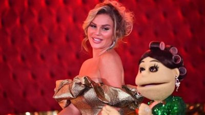 بالصور .. قصة الدويتو الغنائي بين نيكول سابا وأبلة فاهيتا على مسرح أحد فنادق القاهرة الجديدة