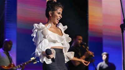 بالأبيض والأسود .. رقصات روبي تشعل الساحل الشمالي بأحدث حفلاتها 