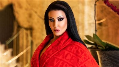 سمية الخشاب بعد هجوم إحدي المتابعات علي إطلالتها بالروب : تمنه عربية ميرسيدس