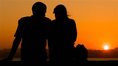 المنتج وإبنة رجل العقارات .. حكاية أحدث قصة حب ممنوعة تشغل رواد الساحل الشمالى