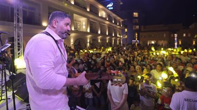 بالصور .. حضور جماهيري كبير لحفل إدوارد وفرقة الجيبسي في بورتو مارينا