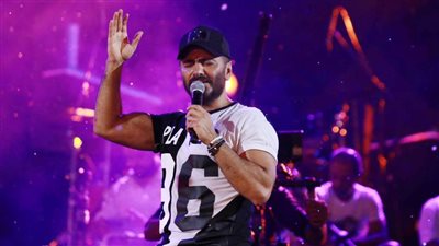 بالصور .. تامر حسنى يحتفل بعيد ميلاده مع جمهوره على خشبة المسرح الرومانى بمارينا في حفل كامل العدد