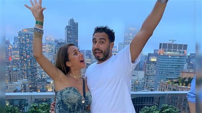 صور جديدة من شهر العسل .. نيللي كريم وهشام عاشور في أشهر ميادين نيويورك