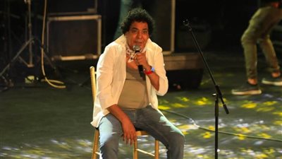 بالصور .. عودة الكينج محمد منير بحفل ملكي على خشبة المسرح الروماني بمارينا