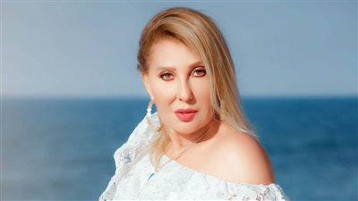 نادية الجندي في أحدث جلسة تصوير على البحر تزامنًا مع مرور 47 عامًا على عرض أولى بطولاتها بمبة كشر