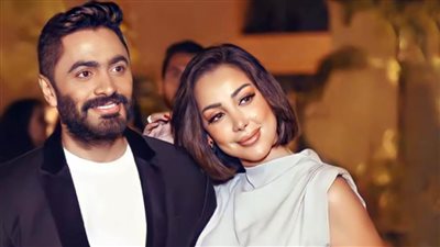 تامر حسني يرد علي شائعات طلاقه بصورة رومانسية مع زوجته : مع العشق بسومي هانم