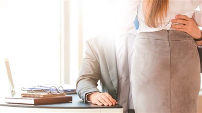 ممنوع الاقتراب أو التصوير .. شعار الزوجة الجديدة لرجل الأعمال المعروف