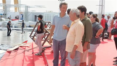 سميح ساويرس من داخل مكان الحريق : لن نؤجل المهرجان وغدا سيتم إصلاح كل شئ