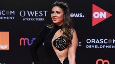 نجلاء بدر عن إطلالة الجونة السينمائي : لو قاصدة أتعرى كنت فتحت نص الفستان التاني