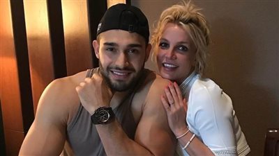 موديل مسلم يصغرها بـ 12 سنة .. من هو سام أصغري خطيب بريتنى سبيرز الجديد ؟ 